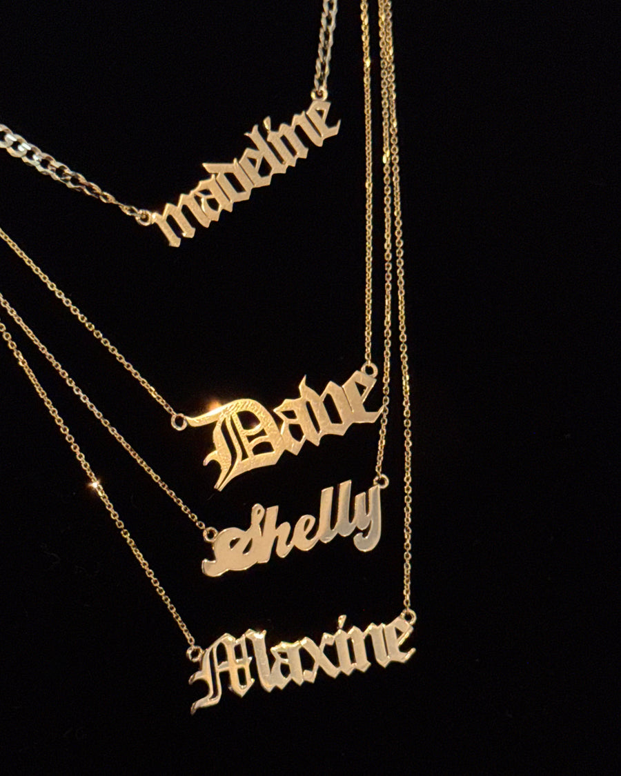 THE NAMEPLATE NECKLACE - BUBBLE CURSIVE